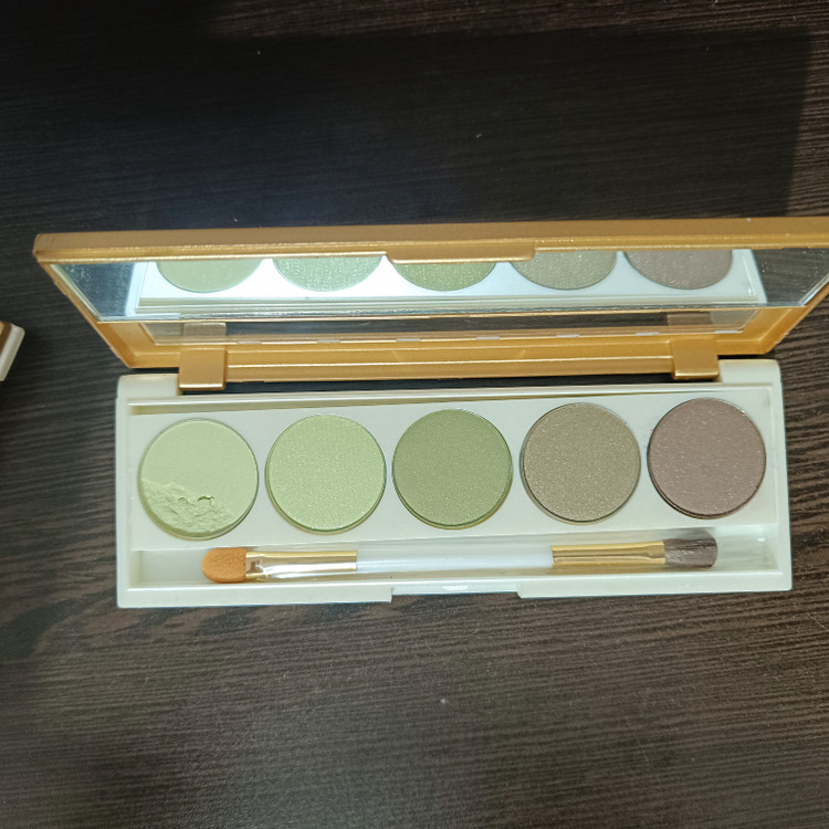پالت سایه چشم ۵ رنگ پاستل مدل green grass یکی از رنگها کمی ریخته است